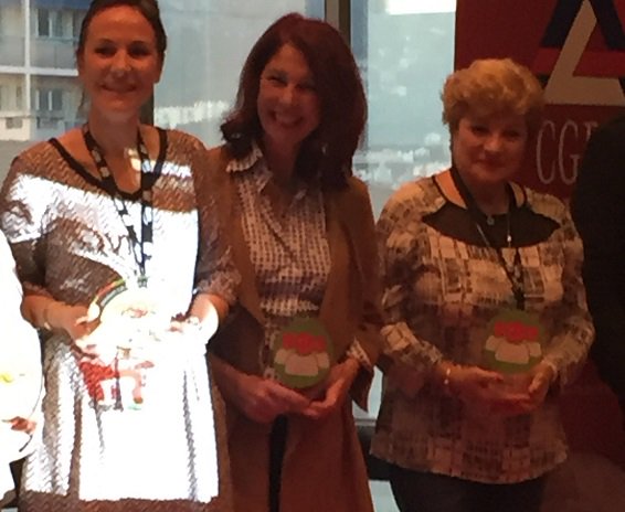 Capemploi83's tweet photo. Isabelle (au centre) , Directrice de l'AVIE Capemploi, reçoit le trophée #varup2016 Qualité de Vie au Travail ;-) https://t.co/CNv21iIi6l