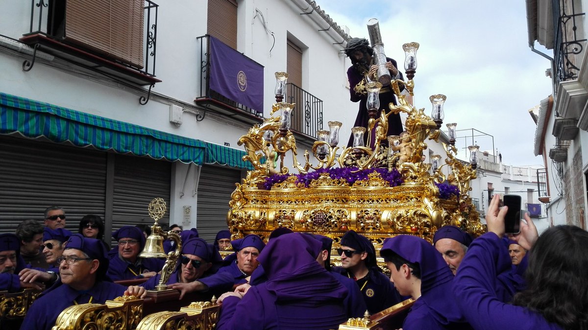 eldiacordoba's tweet photo. Una multitud acompaña al Nazareno, obra maestra de Juan de Mesa, en su recorrido de 10 horas #LaRambla #SSCordoba16 https://t.co/7D1TABHo29