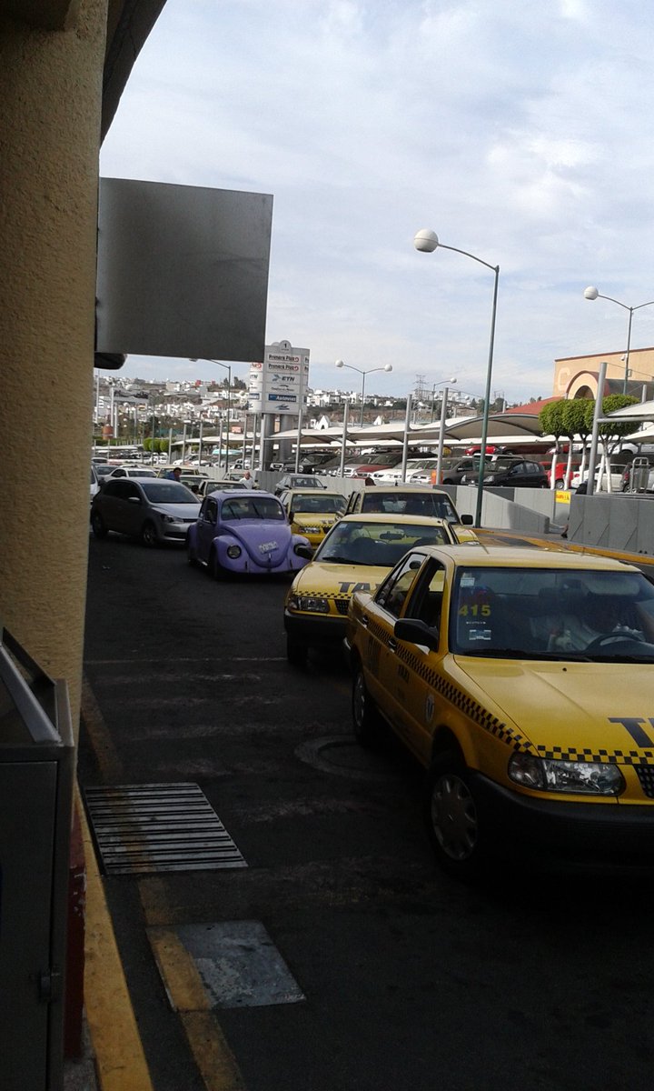 angulociego's tweet photo. Taxistas de #TerminalAutobuses #Querétaro no respetan a las autoridades y hacen voluntad https://t.co/oTXAhRnGBI