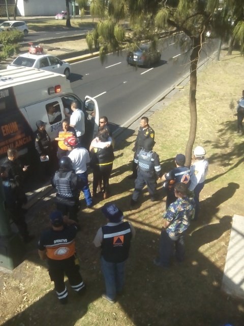 Mujer intenta suicidarse arrojándose de puente peatonal en Viaducto - CeZ11GNUYAId9UE