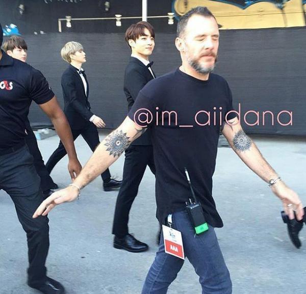sc2rcelia's tweet photo. babe stop walking like a gentle cus you're only mine
Jk: sorry celia
Me: it's the last warning @BTS_twt
#CEKOOK https://t.co/KSwPeiFQHT
