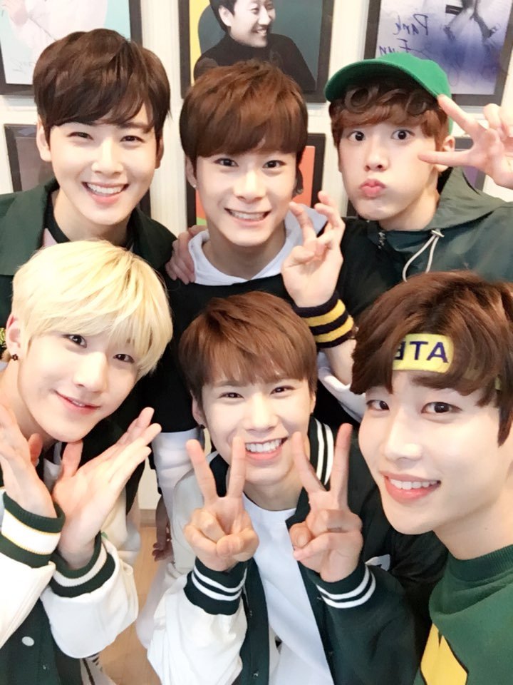 offclASTRO's tweet photo. 아스트로인더슈키라!! 예스예스!!!!
너무 떨렸는데 려욱 선배님, 민경누나 저희 잘 챙겨주셔서 정말 감사합니다❤ 그리고 응원해주신 우리 아로하 여러분 덕분에 힘났어용 고마워용💕 모두모두 굿나잇 쪽😘 https://t.co/53XVomoRX4