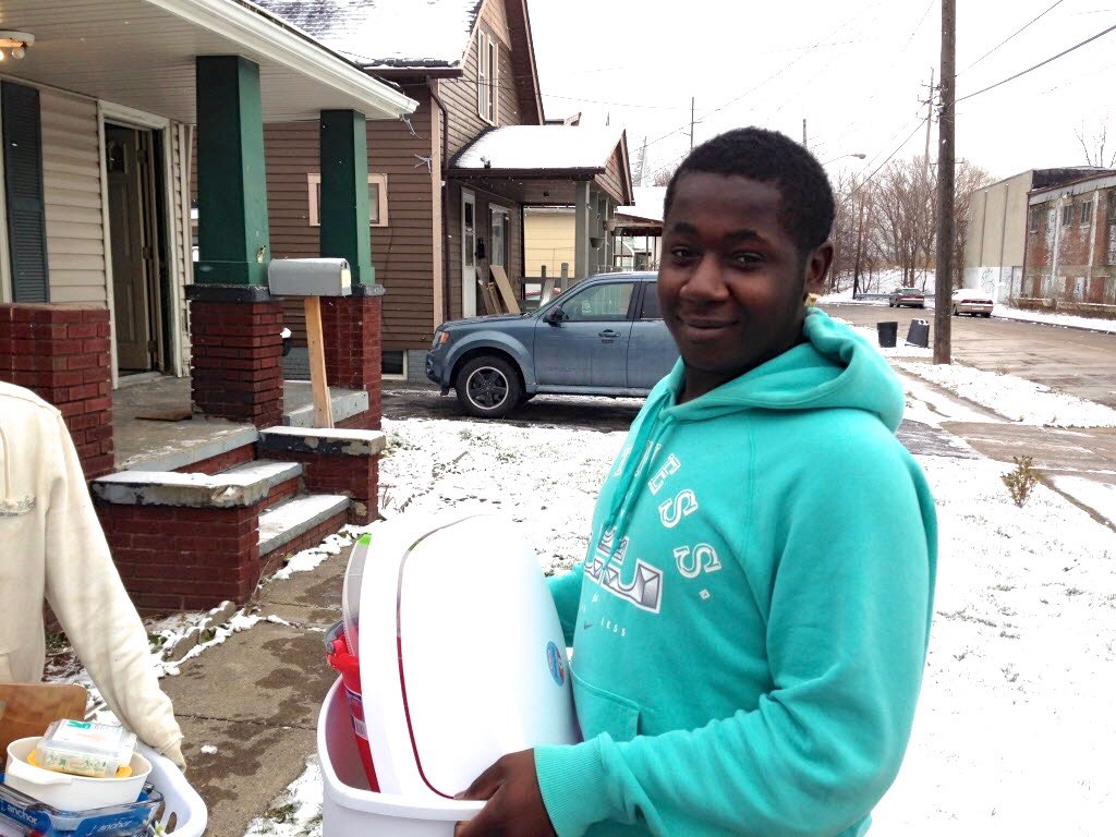 FillThisHouse's tweet image. When you #StartWithaSmile we can provide former foster youth household items  #AmazonSmile smile.amazon.com/ch/26-1169865