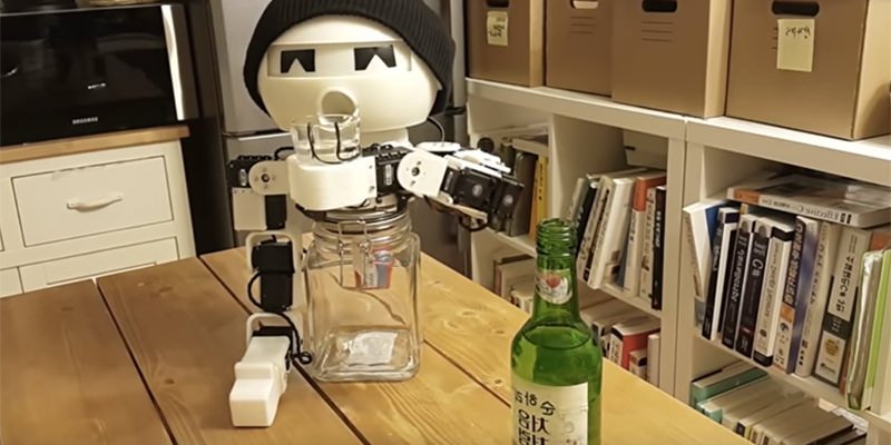 vinatis_it's tweet photo. Non vuoi #bere da solo?! Ci pensa il #robot! #cincin https://t.co/cSdsJdmSby https://t.co/UJF5YEGyPV