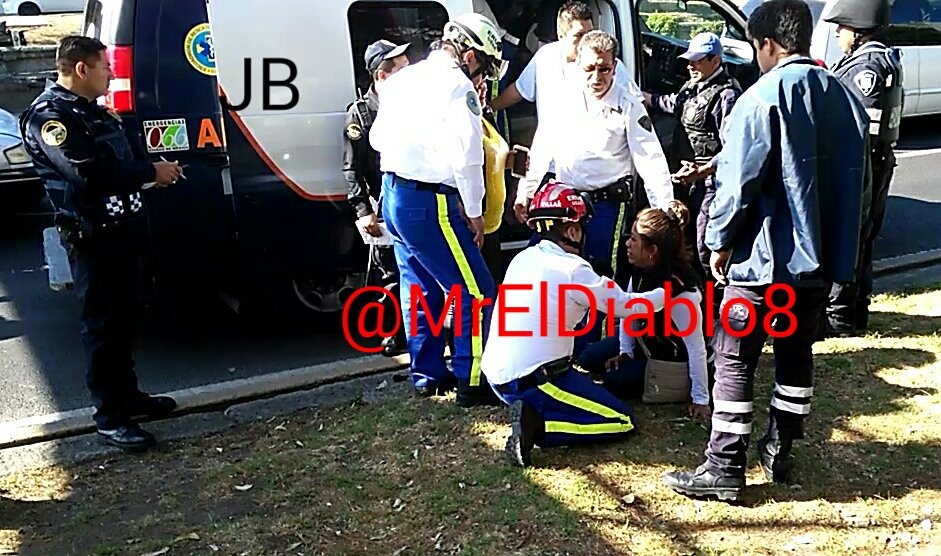 Mujer intenta suicidarse arrojándose de puente peatonal en Viaducto - CeZ3psbUMAAC5Dg