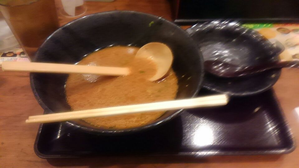 pika715's tweet photo. 平成28年3月26日　壱鵠堂鴨居店　赤味噌ラーメンチャーハンセット 800YEN
麺、旨い。
汁、赤味噌が効いてていい感じなピリ辛。俺好み。
ウンメェェエエエ！
完飲。 https://t.co/k6Oo1xk43W