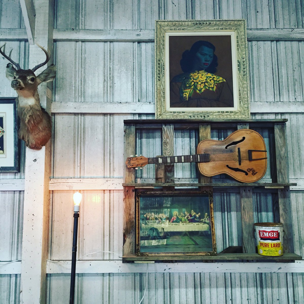 caitlynsmith's tweet photo. Nashville Flea Market today with my folks! #oldshit #deadpeoplethings https://t.co/I2qQQ6vio5