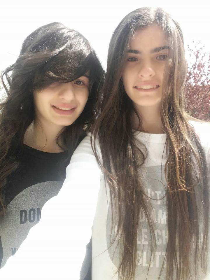 CapozzaLina's tweet photo. #sister #twins #sorellegemelle #happy #sun #venerdì #beoutiful https://t.co/3WV86WJOgH
