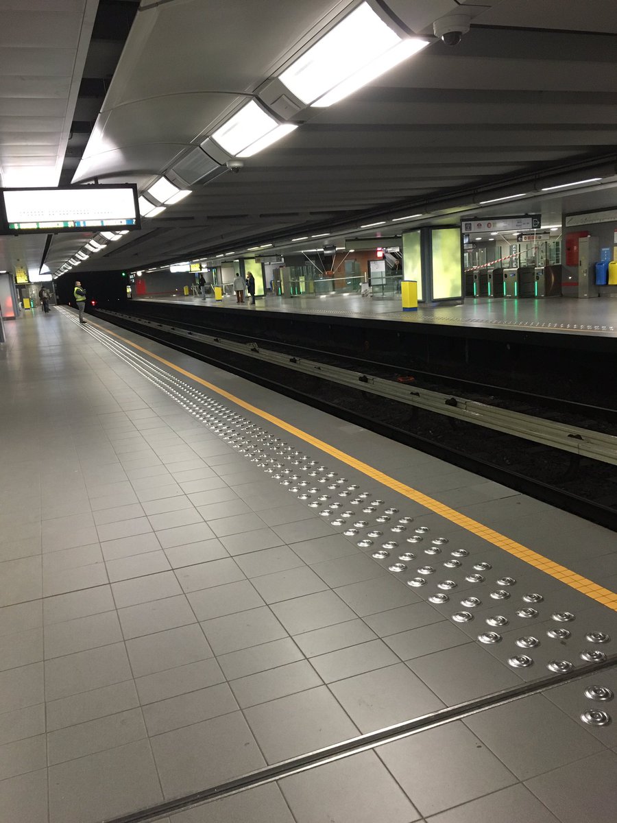 TomKiraz's tweet photo. Brussels métro 5pm ! #Artsloi #Brussels https://t.co/iZzc0qzcSS