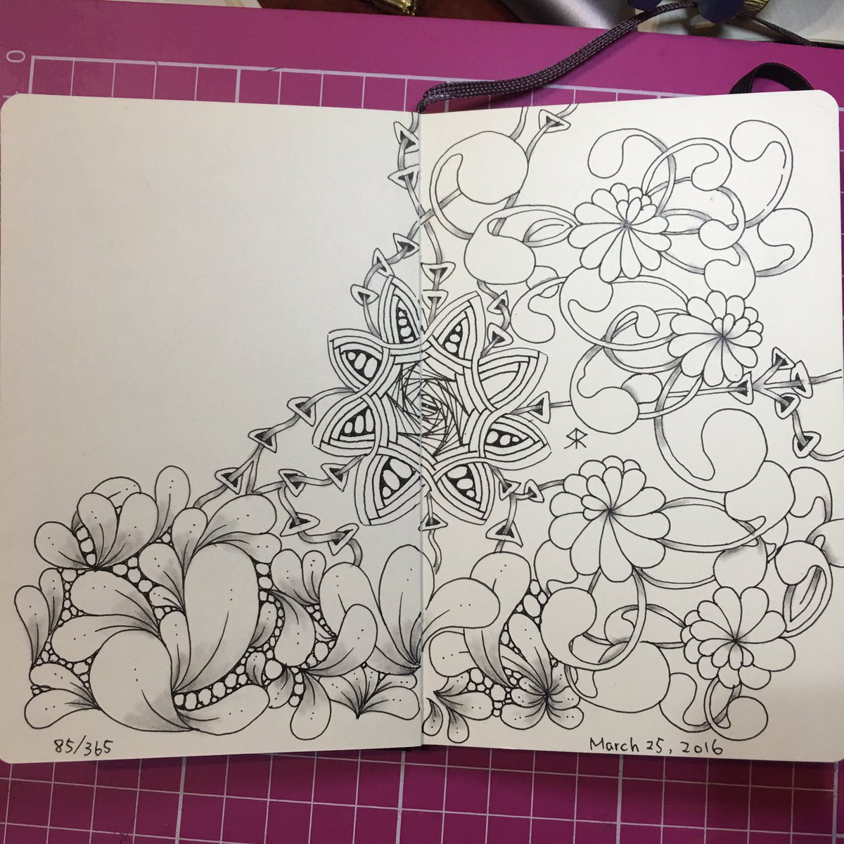 YuChenHsu's tweet photo. 2016.3.25
#Zentangle #mooka #auraknot #paradox #hamail #rixty #flux #365 #365in2016 #365之85 #moleskine https://t.co/2BgwqVd6p1