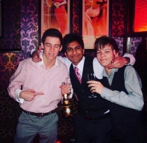 FaDefangirl's tweet image. 🎪 Un amigo de Louis subió esta foto de la bella juventud 😂#Directioners #BestFanArmy #IheartAwards