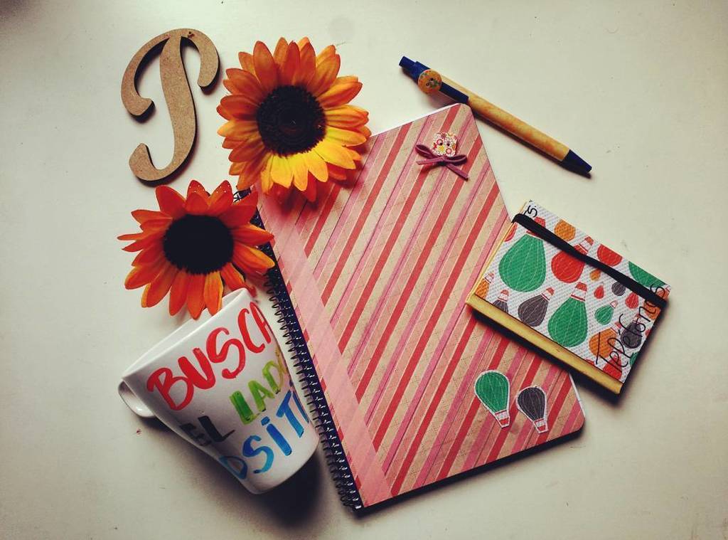 Pistachi_Scrap's tweet photo. "Busca el lado positivo" 
#scrap #handmade #positive #hechoamano #instascrap #tazas #diy #… https://t.co/d4Eg7ine1h https://t.co/DD6genJ32F