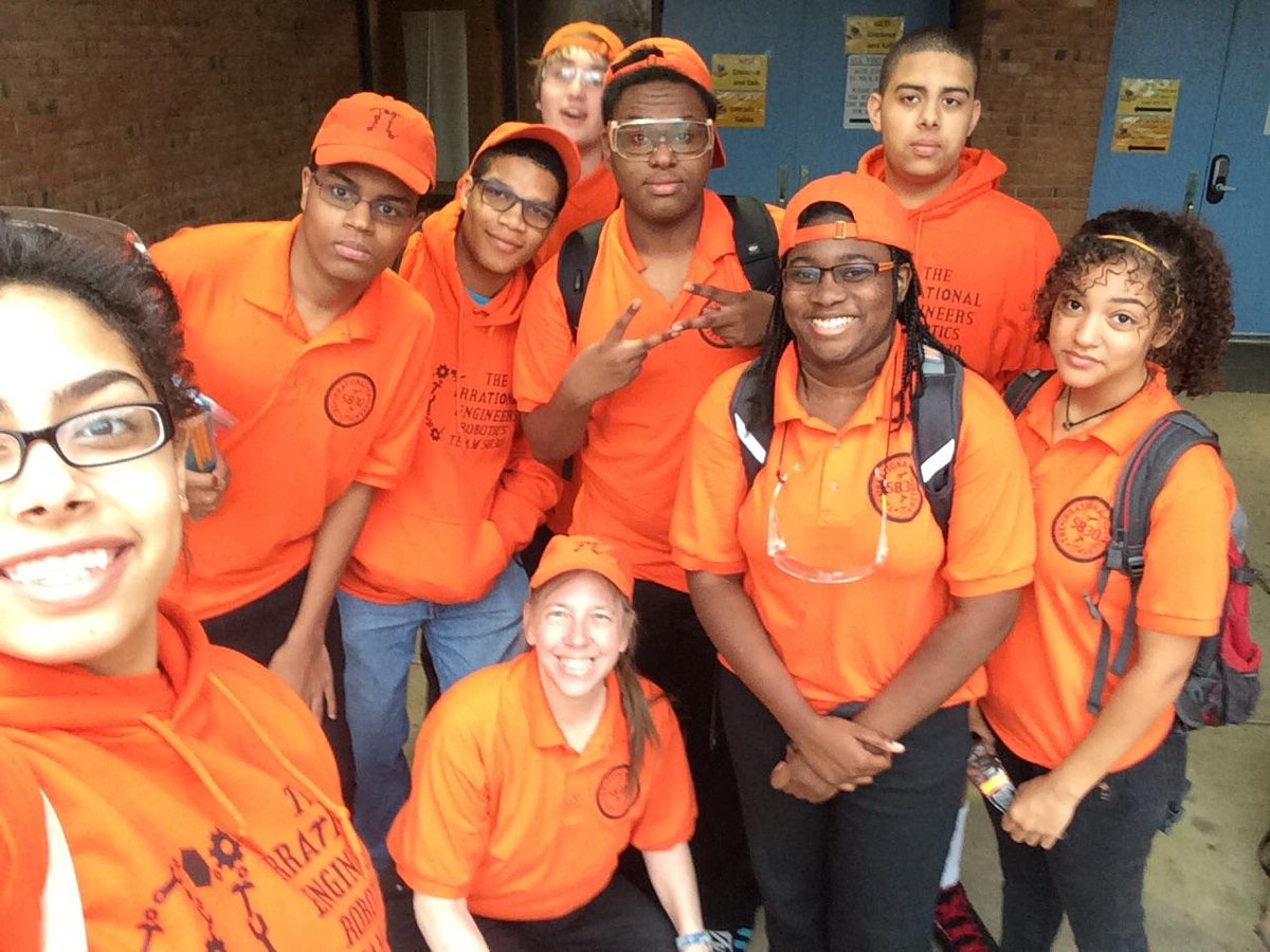 frc6239's tweet photo. Team 5830 ready to roll. #frc5830 #team5830 https://t.co/OQeufzFKQd