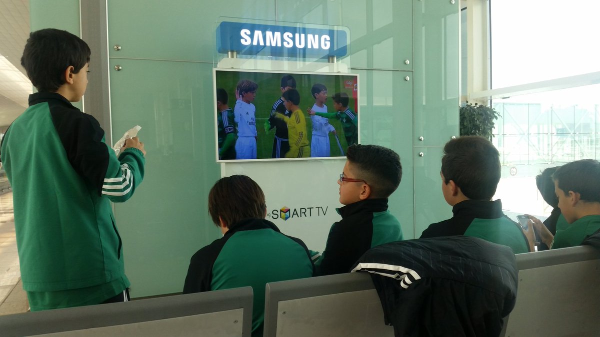 RafaRios_7's tweet photo. En Aeropuerto de #Barcelona viendo al #RBBBenjaminA en #iscarcup contra el @realmadrid vamos @RealBetis https://t.co/lHZnVTGtaD