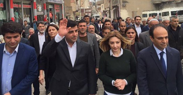 #Cizre’de Demirtaş'ın da Bulunduğu HDP Heyetine Polis Saldırısı -  direnisteyiz3.org/cizrede-demirt…