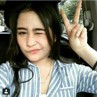 HanaPutriHana4's tweet photo. Ngegemesin bangett @PrillyBie<3 https://t.co/mFZC7HNpNr