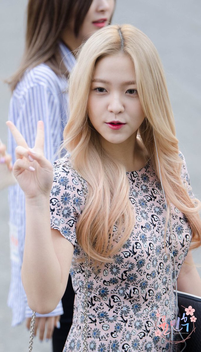 5REDVELVET's tweet photo. [HQ] 160325 RED VELVET at KBS Music Bank

YERI by @soonduck97 (3) https://t.co/lnIuxXchdI