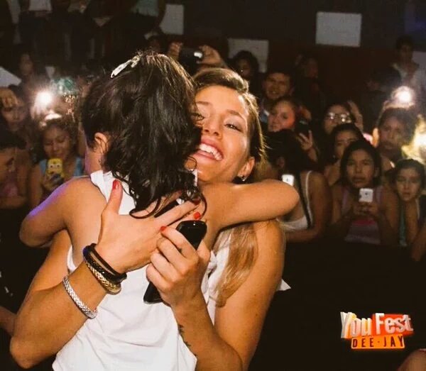 sweargravano's tweet photo. Ven la diferencia? Por eso y más no dejemos que se valla ejército vamos @MicaViciconte  que te quedas reina https://t.co/5Agt1WS4sz