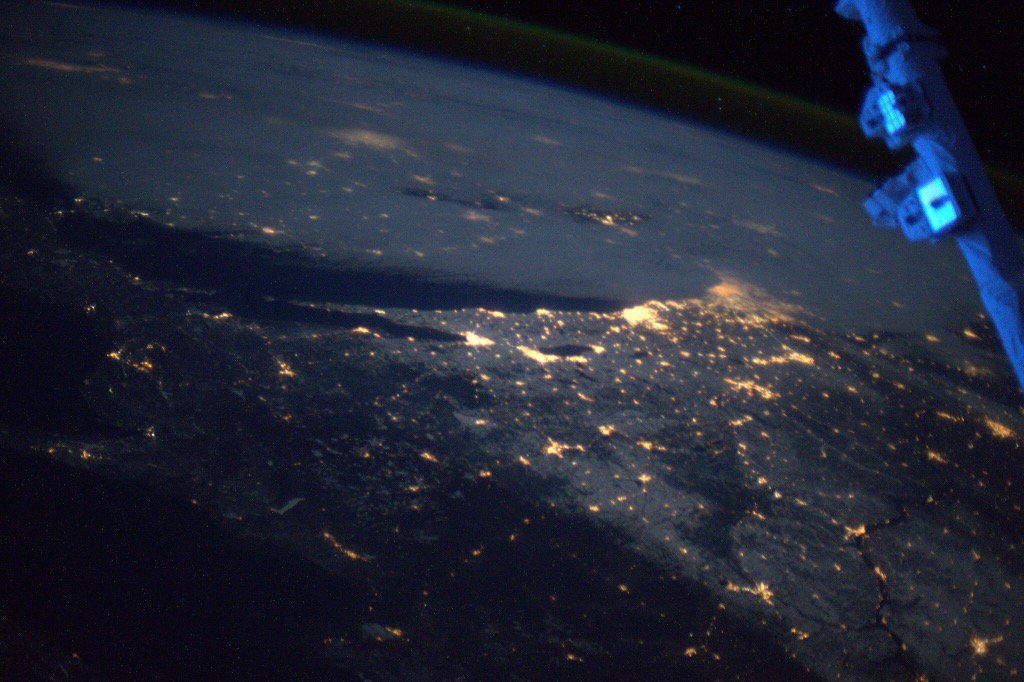 Astro_Jeff's tweet photo. Good morning Wisconsin, Lake Michigan, and Chicago area! https://t.co/xchvr8aM2O