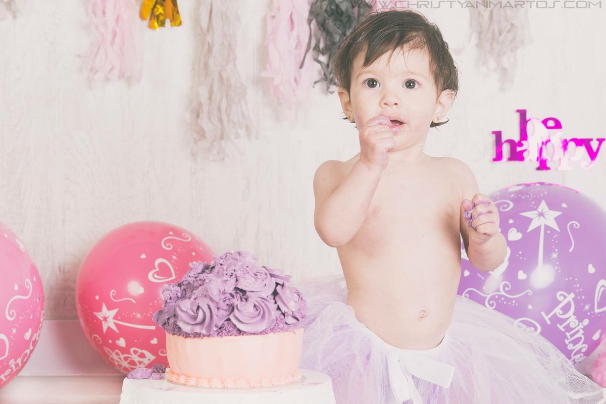 ChristyanMartos's tweet photo. Victoria destroza su tarta en su primer añito. #cakemash #Fotografo #photography #photographer #fotografodeniños https://t.co/WroixHwTon