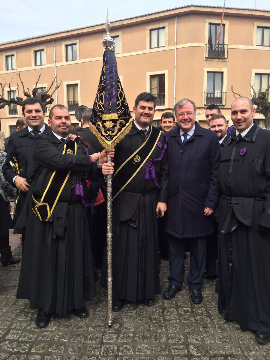 amjhsleon's tweet photo. Descanso de #lospasos en San Isidoro en compañia del alcalde de #leonesp. Gracias!  #10amjhsleon #SSantaleon16 https://t.co/H8UdXdIDKN
