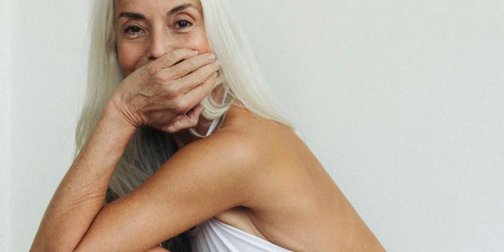 NLVogue's tweet image. Dit 60-jarige model schittert in de mooiste badpakken in de swimsuit campagne van dit merk: vogue.nl/a6f6jzdzh