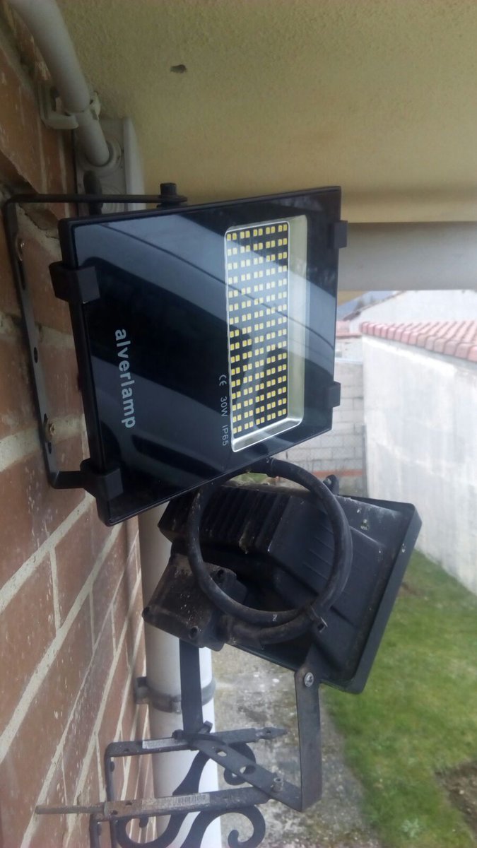 LEONLED14's tweet photo. Instalación  de proyector led en un patio https://t.co/9jf773eCcR