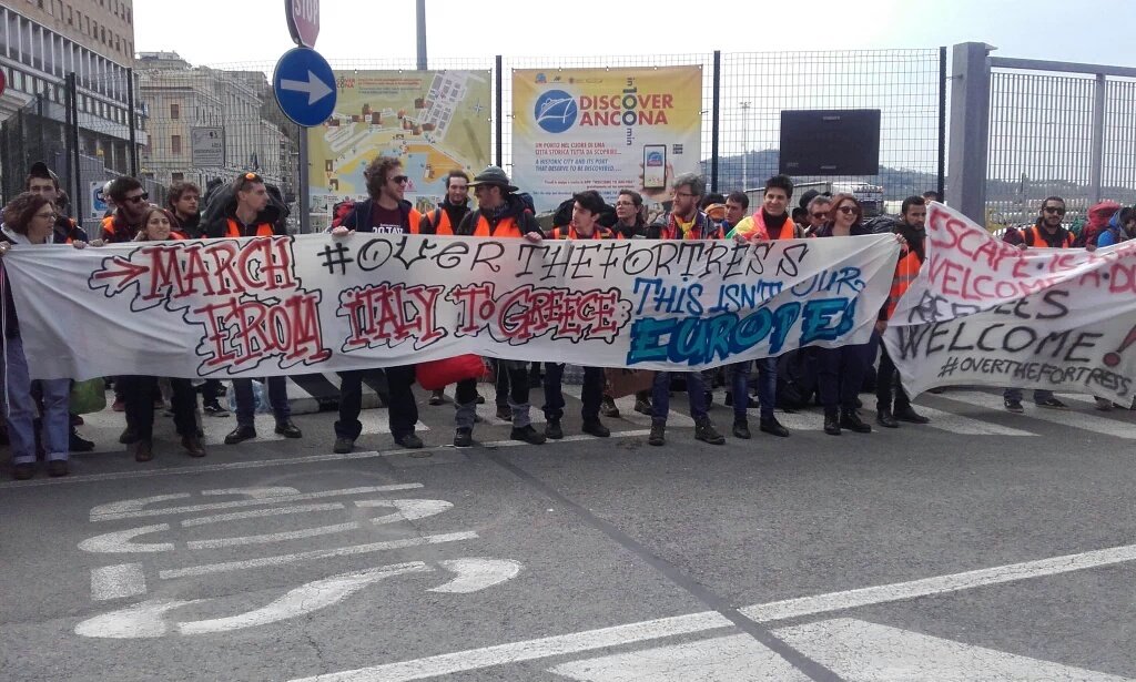 TommasoCacciari's tweet photo. Salpati i 300 attivisti #Overthefortress carichi di aiuti per il campo di #Idomeni.
#Europa senza #confini
#welcome https://t.co/0Rg5tS28Z8