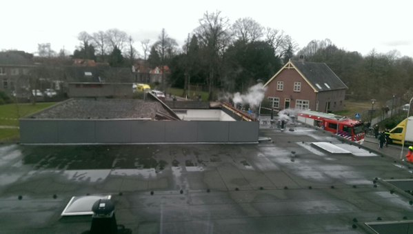 LiveFlightTweet's tweet photo. Foto van het ingestorte dak in #Gorinchem via @ZHZActueel. Er zouden vijf gewonden zijn. #Lifeliner #Politieheli https://t.co/zfs0rAu247