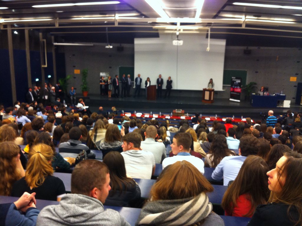 Amphi comble pour la finale #stardroit avec en introduction le discours de <a href="/JJUrvoas/">Jean-Jacques Urvoas</a>