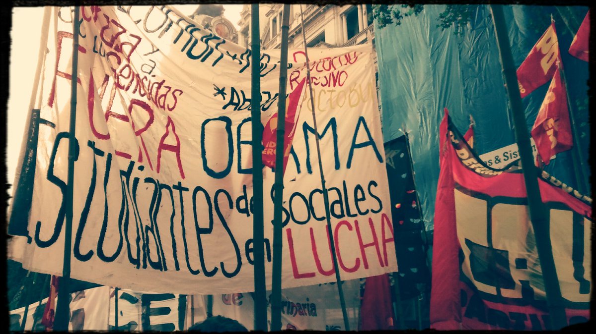 UJSPOSociales's tweet photo. La bandera de estudiantes de sociales en lucha marchó ayer junto al EMVJ, en la columna de la FUBA #FueraObama https://t.co/04XSvy4dCn