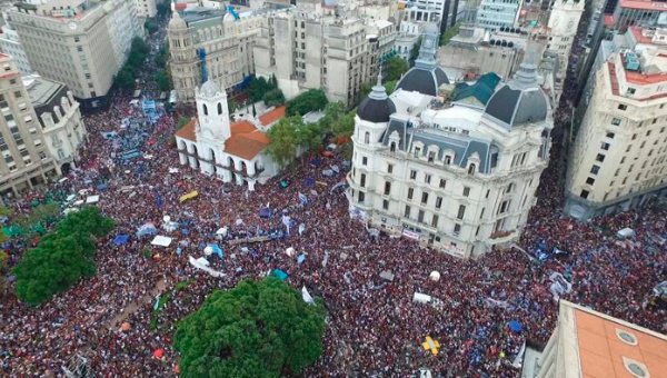 teleSURtv's tweet photo. #40AñosDelGolpe | "Sin derechos no hay democracia" | https://t.co/wXgf8XRBme #NuncaMás https://t.co/pchprd2ZKw