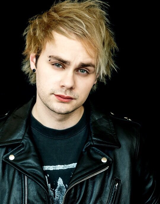 AusSquad5SOS's tweet photo. Is Billboard trying to kill us all over again? Yes, yes they are #5SOSFam #BestFanArmy #iHeartAwards https://t.co/k1bE1H0P42