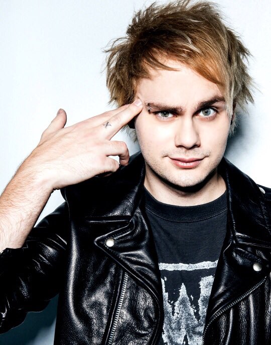 AusSquad5SOS's tweet photo. Is Billboard trying to kill us all over again? Yes, yes they are #5SOSFam #BestFanArmy #iHeartAwards https://t.co/k1bE1H0P42