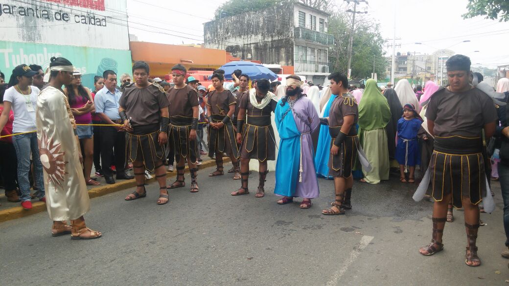 TabascoHOY's tweet photo. Da inicio el tradicional Viacrucis en la colonia Tamulté, de #Villahermosa https://t.co/xk1QIszDtT