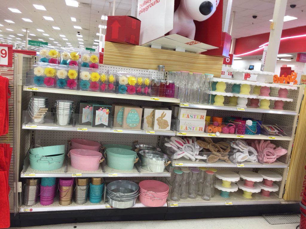 RoshelleMurray's tweet photo. When your VML goes all out for last min Easter sales... #VMLsam #T152 @Jfofana16 https://t.co/dpcQIoeN6V
