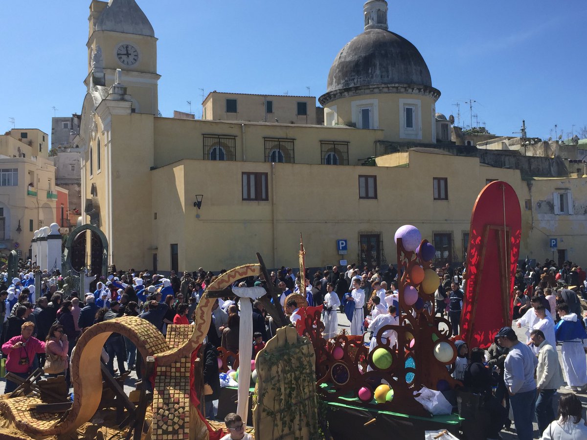 visitprocida's tweet photo. La processione dei Misteri giunta all' ultima tappa:Marina Grande baciata dal sole #PasquaProcida16 @VivereProcida https://t.co/PEbFixPFwt