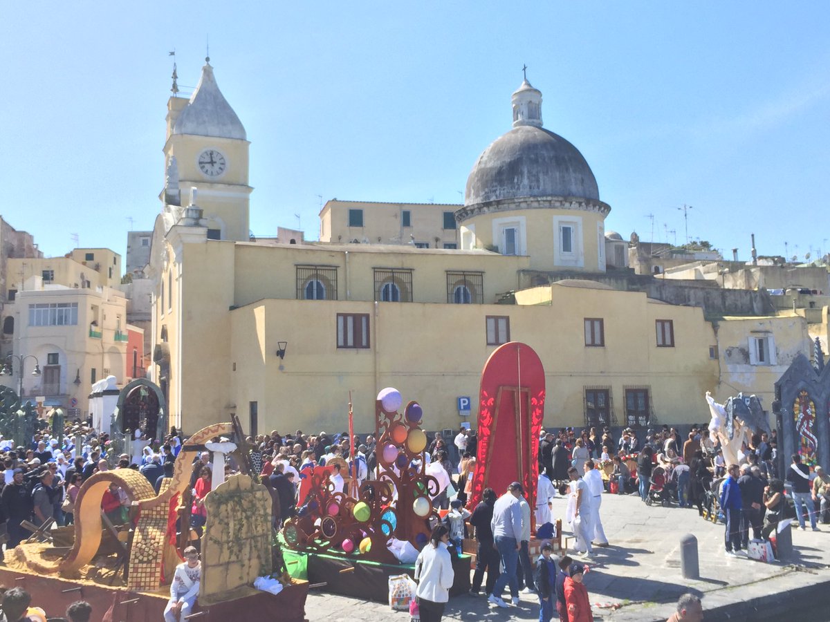 visitprocida's tweet photo. La processione dei Misteri giunta all' ultima tappa:Marina Grande baciata dal sole #PasquaProcida16 @VivereProcida https://t.co/PEbFixPFwt