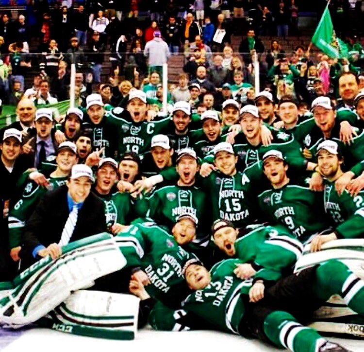 Simmer18's tweet photo. Good luck to the #Sioux today! Great memories in Cincy #GaardyHowe https://t.co/PDxLTguH7j