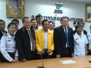 choomchien's tweet photo. สหภาพแรงงาน ขสมก. แสดงความยินดี ผอก.คนใหม่ นายสุระชัย เอี่ยมวชิรสกุล 14/3/59 https://t.co/ikP5LT4uLu