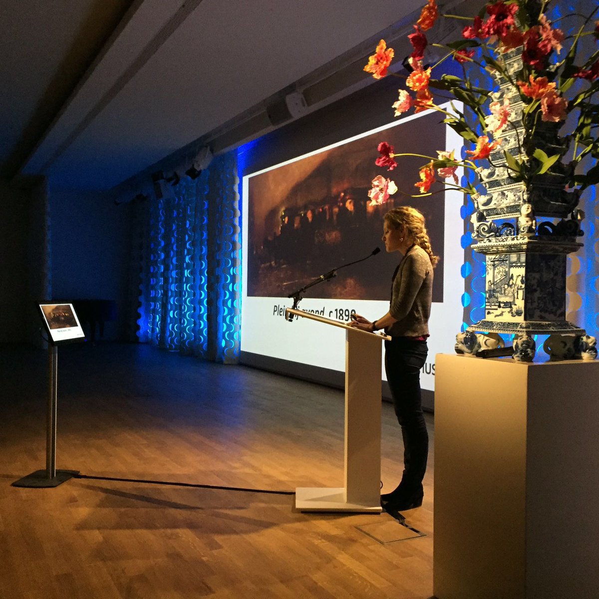 rijksmuseum's tweet photo. #RijksVrienden en hun kinderen genieten van lezing #Breitner en #tulpen tekenen! https://t.co/zgqFt4neUD https://t.co/mH6sbAGfXy