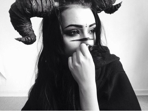 teamholder's tweet photo. Karou - Daughter of Smoke and Bone https://t.co/kvpMGtRDk7