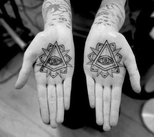 teamholder's tweet photo. Karou - Daughter of Smoke and Bone https://t.co/kvpMGtRDk7