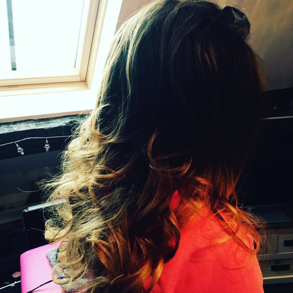 amber_eldewiny's tweet photo. Bouncy princess curls today! 😍👸🏻 #doncasterisgreat #bouncyblowdry #curls https://t.co/dU8C4BRhmm
