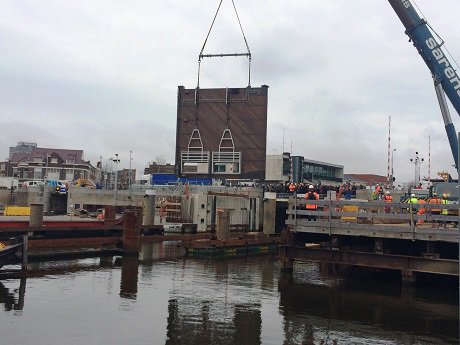 De FSC Azobé sluisdeuren zijn geplaatst bij Wilhelminasluis, Zaandam. <a href="/FSCNL/">FSC Nederland</a>