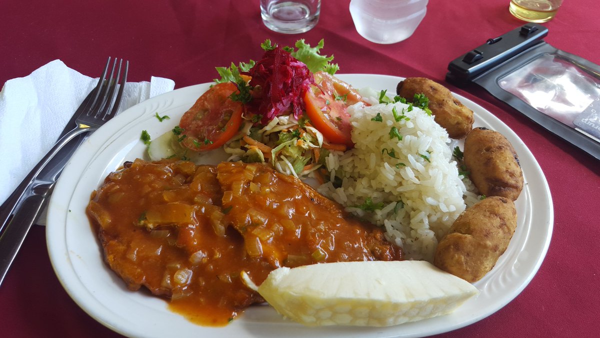 BeenthereGohere's tweet photo. Eating with the locals! #DOMINICA flying fish, bread fruit...#Papilot https://t.co/qR2YlcyWMF