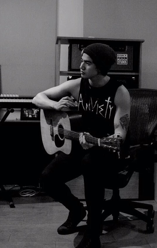 Someone told me stay away from things that aren't yours
But was she yours, if she wanted me so bad?' 😇