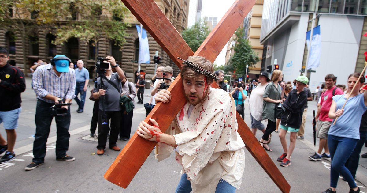 g1's tweet image. FOTOS: Veja imagens da Sexta-Feira Santa no Brasil e no mundo glo.bo/1q5NTmq