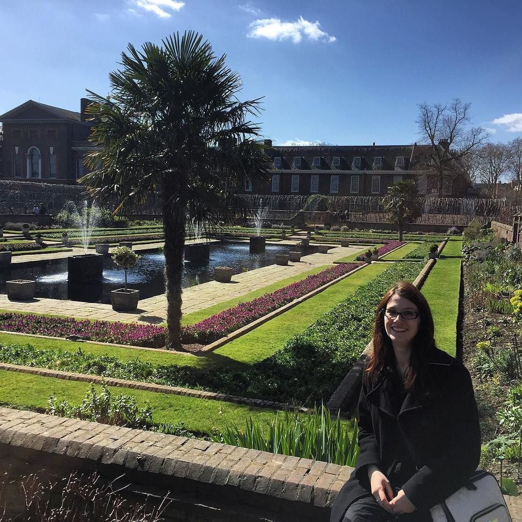 BeniPaul's tweet photo. Beautiful wife, beautiful garden, beautiful weather. #hydepark #london #beautifulday https://t.co/mwFjDFhZzq https://t.co/Gtt0YwPPda