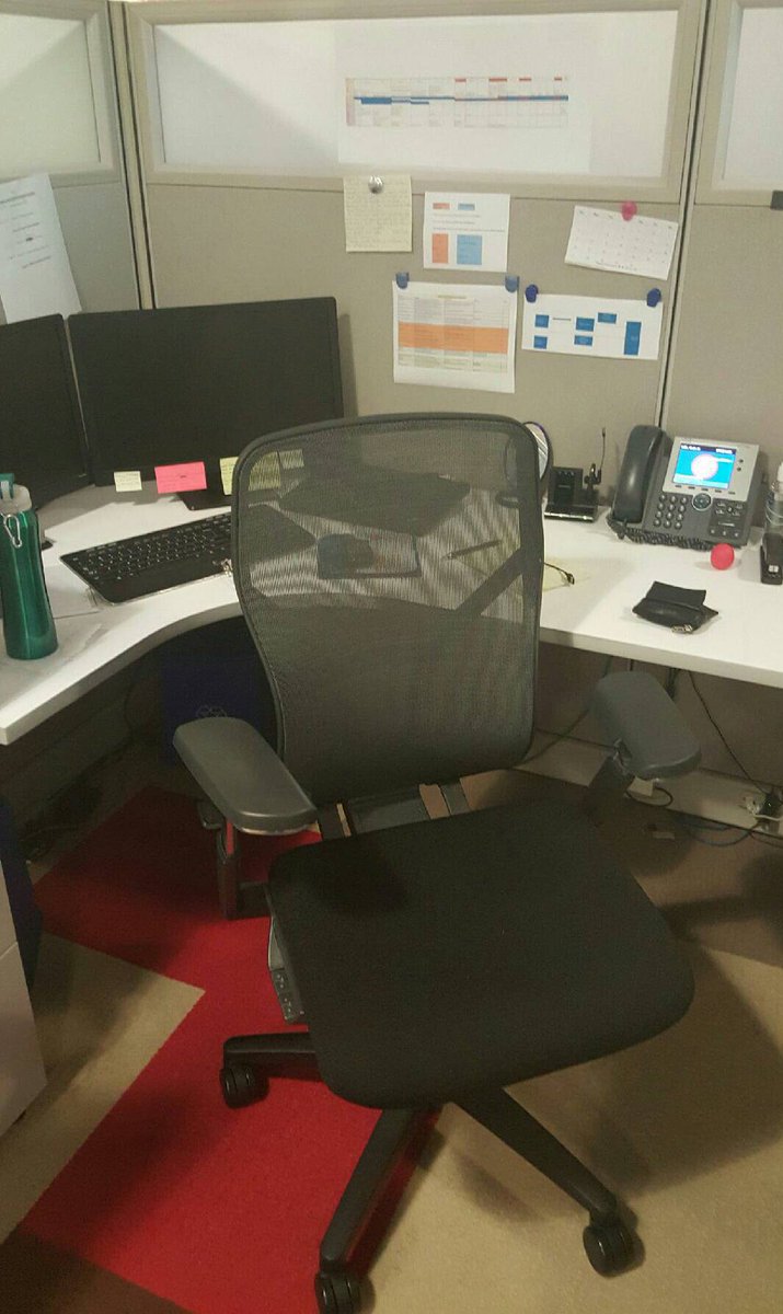 MeTime72's tweet photo. #FridayFeeling When you're an entrepreneur but still have to work a day job in a cubical 😆😐🙄 #healthyfood #metime🍋🍋 https://t.co/hEOjt0g01L